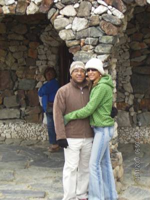 mi esposo y yo en la iglesia de piedras