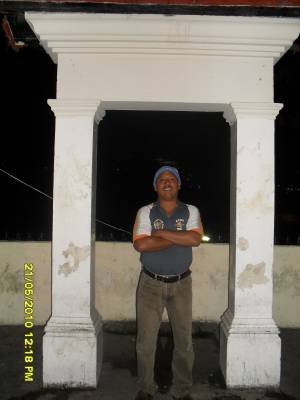 osmel en la plaza del pueblo la puerta (trujillo)