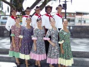 GRUPO ESCENICO DANZAS YARACUY