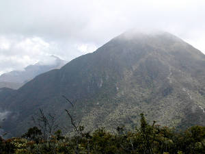En primer plano, el pico Oriental y a lo lejos, el pico Naiguat
