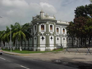 Cuartel frente a la plaza Bolvar