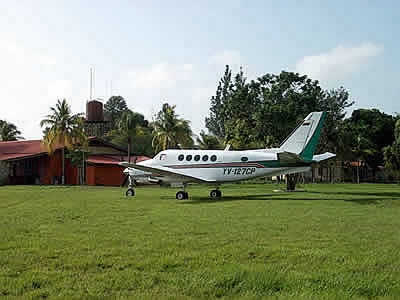 Avioneta para llegar al campamento