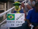De famiia brasileña celebrando en el estadio