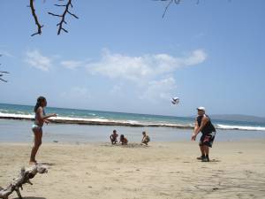 jugando volibol en la canalcita - la sabana - Edo. Vargas