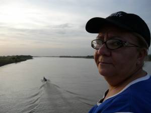 Mi mami sobre el Rio Apure