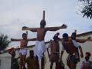 Jesús clavado en la cruz y sus dos malechores