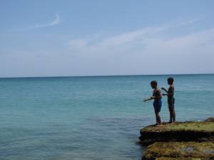 Niños pescando en Playa Caribe Edo. Vargas..