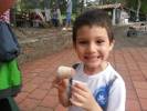 Juan David comiendo helado