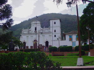 Plaza Bolívar e iglesia