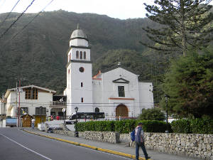 La iglesia frente a la Plaza Bolívar