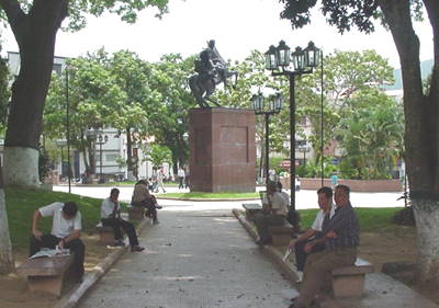 Plaza Bolívar, frente a la catedral