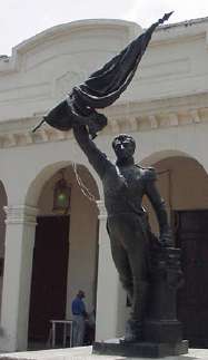 Girardot en la plaza en su nombre en Maracay frente a la catedral