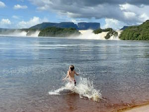 Baño en la laguna de canaima
