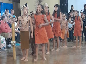 Niños pemones cantando