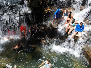 Disfrutando en el pozo azul