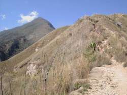 Steiler Aufgang ohne Baeume im Hintergrund, der Pico Oriental