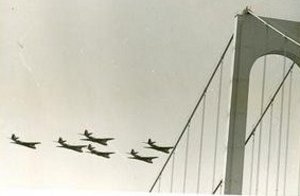 Aviones volando sobre el puente