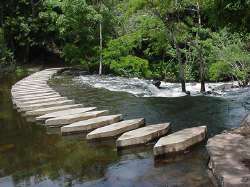 Parque la Llovizna, camino de piedras delante de la cascada