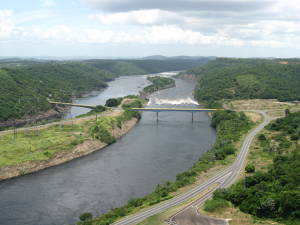 El río Caroní, a la salida de la central hidroléctrica Raul Leoni en el Guri