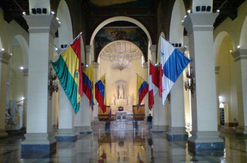 Interior del Panteón Nacional con las banderas de los países liberados por Simón Bolívar
