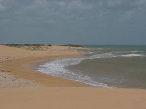Plage déserte au cap de San Roman, à côté des dunes