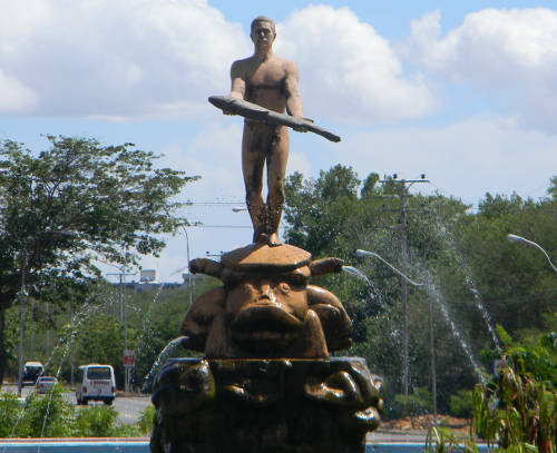 Statua all'entrata della città in Cumaná